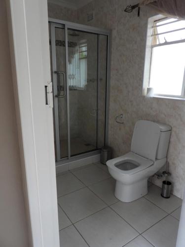 哈拉雷Executive apartment with 2 beds kitchenette - 2072的一间带卫生间和玻璃淋浴间的浴室