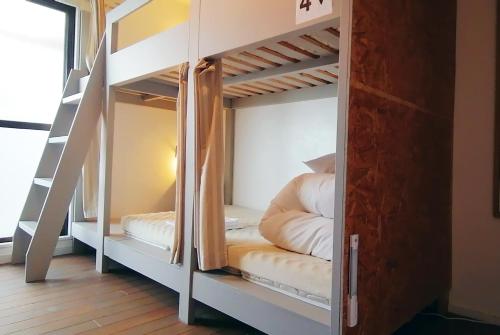高松十森旅馆的宿舍间的双层床,客房内的双层床