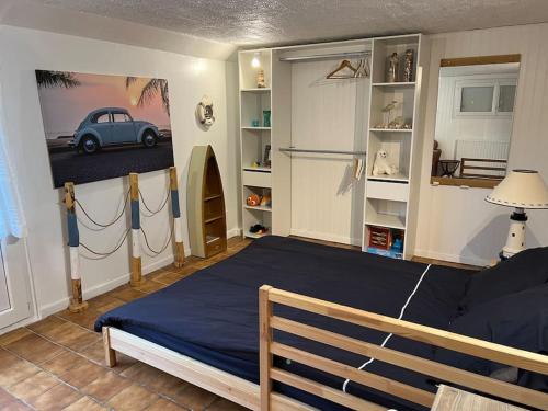 洛尔蒙Maison indépendante avec 6 chambres proche du tram A的卧室配有一张床铺,墙上挂有汽车
