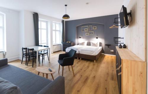 柏林旧城区酒店式公寓的酒店客房带一张床、一张桌子和椅子