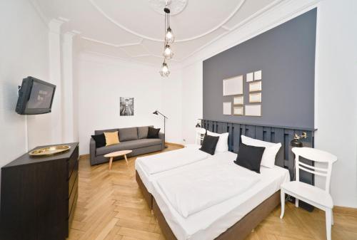 柏林旧城区酒店式公寓的一间卧室配有一张大床和一张沙发