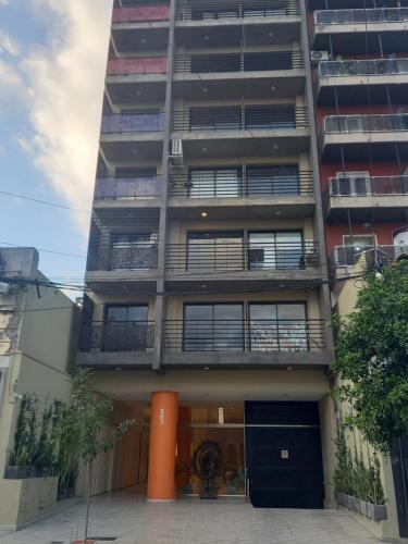 圣米格尔·德·图库玛Jade Barrio Sur A Estrenar by Citrino Aparts的带阳台的高公寓大楼