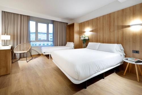 托尔托萨托尔托萨SB科罗纳公寓式酒店的卧室配有一张白色大床和一张书桌