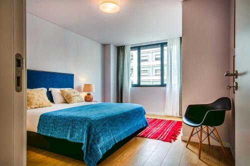 里斯本里斯本服务公寓 - 里博瑞戴德的卧室配有床、椅子和窗户。