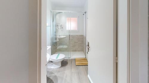 罗列特海岸贝拉多洛雷斯酒店的一间带卫生间和玻璃淋浴间的浴室