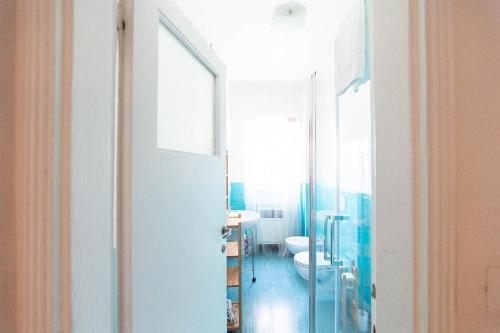 米兰Corso Como A12的一间带卫生间、水槽和镜子的浴室