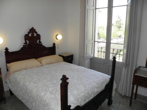 Sant Llorenc Savall卡尔普拉旅馆的一间卧室设有一张床和一个大窗户