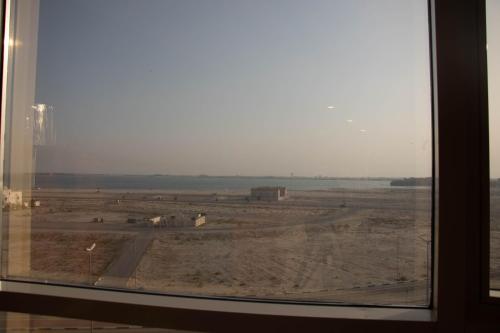 阿可贺巴Durrat Manzli ApartHotel的从窗户可欣赏到沙漠景色