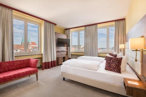 奥格斯堡Best Western Hotel Augusta的一间卧室配有一张床、一把椅子和窗户。