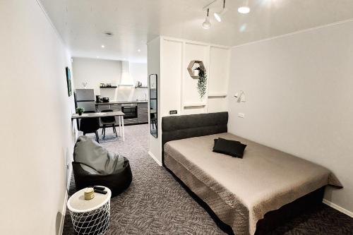 Suure-JaaniLehola Apartment - kontaktivaba sissepääs的一间小卧室,配有一张床和一张书桌