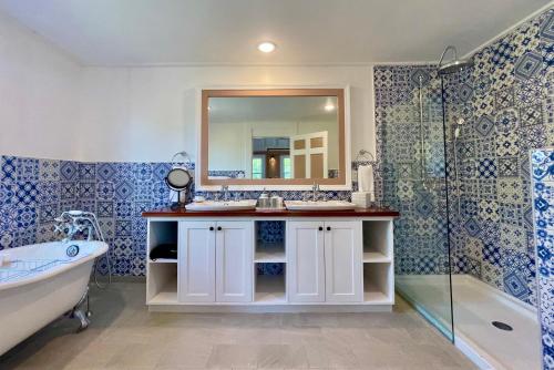 Cedar GroveWeatherills Hotel的浴室设有2个水槽、浴缸和镜子