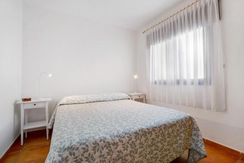 大塔拉哈尔Casa Las Vistas的白色的卧室设有床和窗户