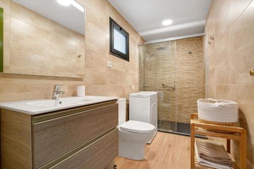 大塔拉哈尔Casa Las Vistas的浴室配有卫生间、盥洗盆和淋浴。