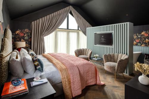 阿尼克The Tempus at Charlton Hall Estate的一间卧室配有一张床和一张桌子及椅子