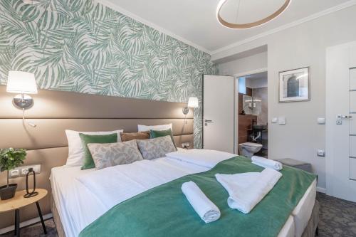 艾格扎洛克Villa Bérc的卧室配有一张绿色和白色的大床