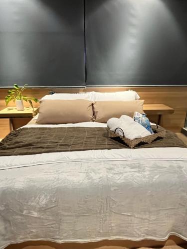 巴科洛德The UpperRoom @ Real Suites的一张带两个枕头的大白色床
