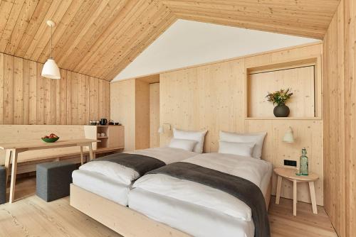 比绍夫斯维森Kulturhof Stanggass的一间卧室配有一张大床和一张桌子