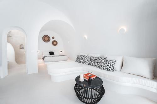 安坡里奥圣托里尼AKRI santorini with heated jacuzzi的白色的客厅配有白色的沙发和桌子