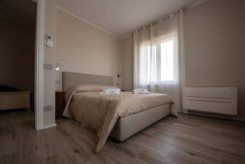 维罗纳自由镇CASA TERMINEL的白色的卧室设有床和窗户