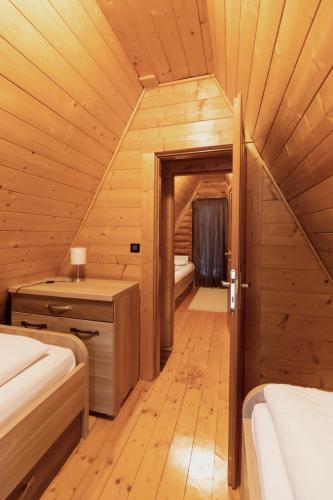 JasenakAlpska kuća Klek的小木屋内带两张床的房间