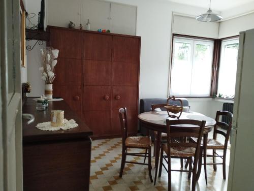 莱萨Casa Orisca的厨房以及带桌椅的用餐室。