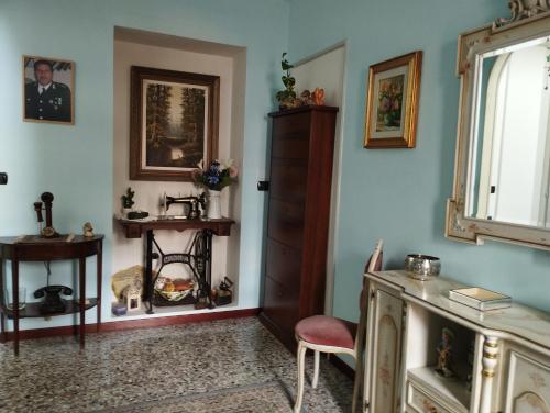 莱萨Casa Orisca的一间设有蓝色墙壁、椅子和橱柜的房间