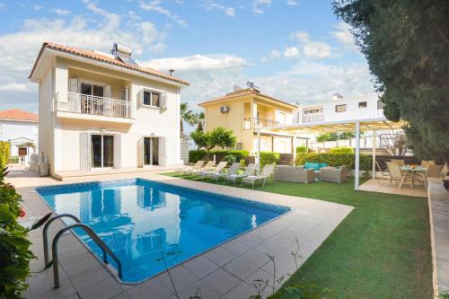 普罗塔拉斯Villa Emily的别墅前设有游泳池