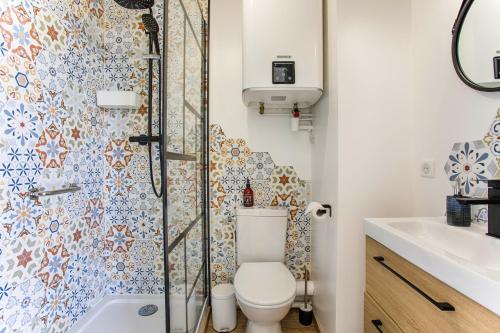 卡布尔Appartement cosy avec vue imprenable sur Cabourg - accès direct plage - proche centre ville的一间带卫生间和淋浴的浴室