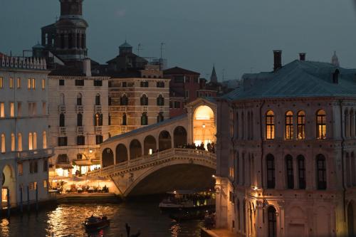 威尼斯The Venice Venice Hotel的一座城市的河上过夜的桥梁