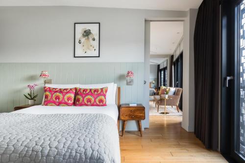 伦敦Town Hall Hotel - Shoreditch的一间卧室设有一张床和一间客厅。