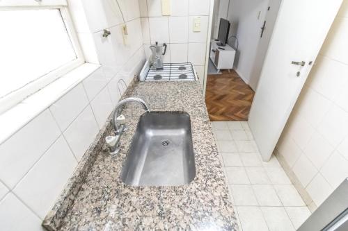 布宜诺斯艾利斯Apart amplio Palermo chico的一间带水槽和炉灶的浴室