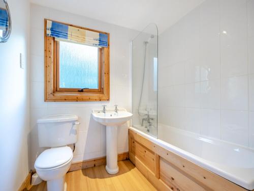 LegbourneForest Lodge的浴室配有卫生间、盥洗盆和浴缸。