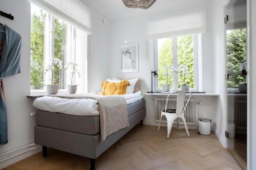 哥德堡WOW, Föreningsgatan 9的一间卧室设有一张床和两个窗户。