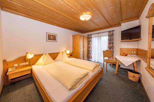 布鲁克安德格罗斯哥Woferlgut - Wellness & Sport的一间卧室,卧室内配有一张大床
