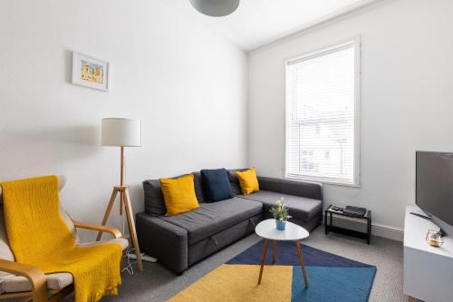 巴里Judah Suites by Koya Homes的带沙发和电视的客厅