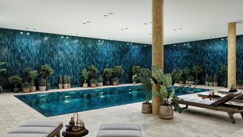 瓦勒海姆Hotel T的墙上有植物的酒店游泳池