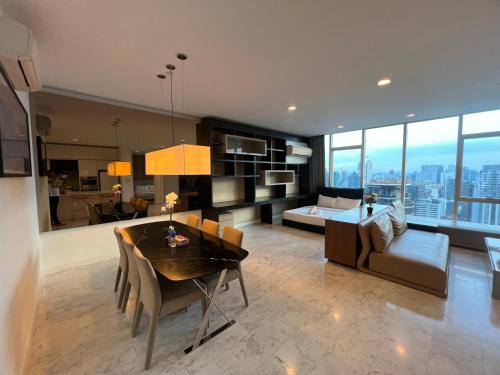 吉隆坡Platinum Suites KLCC by MoonOrchid的客厅配有餐桌和沙发