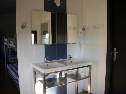 AniñonHostel El Castillo的浴室设有白色水槽和镜子