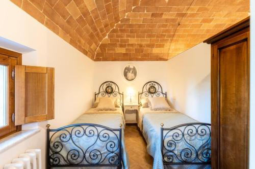 拉亚蒂科Terrazza sul Tramonto del Silenzio的小型客房设有两张床铺和木制天花板。