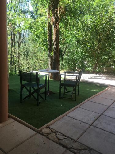 圣佩赖Marie's Home的草坪上一棵树,上面有一张桌子和两把椅子