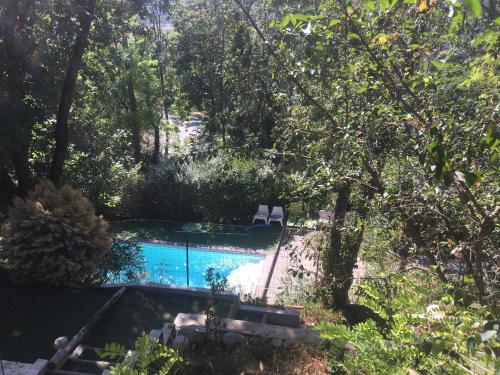 圣佩赖Marie's Home的树木繁茂的庭院中的一个游泳池