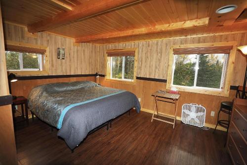 麦金利公园Denali Park View Family Log Cabin的小木屋内一间卧室,配有一张床