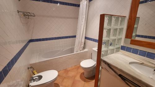 塔维拉Apartamento Monte da Eira by Homekeys的浴室配有卫生间、浴缸和水槽。