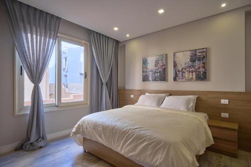 Maison 7的一间卧室设有一张大床和一个窗户。