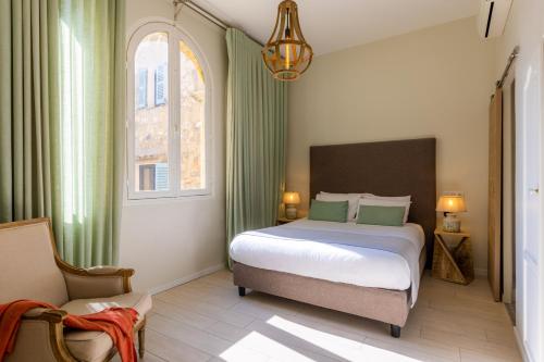 瓦尔邦讷阿尔莫里酒店的一间卧室设有一张床和一个窗口