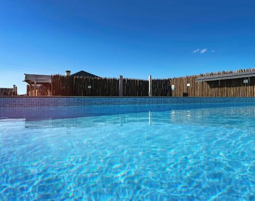 赞布热拉-杜马尔Kuanza Farmhouse and Lodge的 ⁇ 前的蓝色海水游泳池