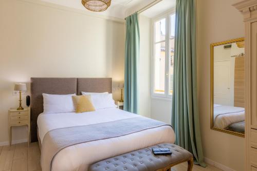 瓦尔邦讷阿尔莫里酒店的一间卧室配有一张大床和镜子