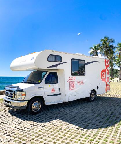 圣多明各3 day trip in the Dominican Republic on motorhome的停在海滩上的白色野营车