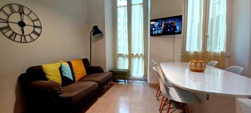 罗马Apartment Ostiense Piramide Station的客厅配有沙发和墙上的时钟