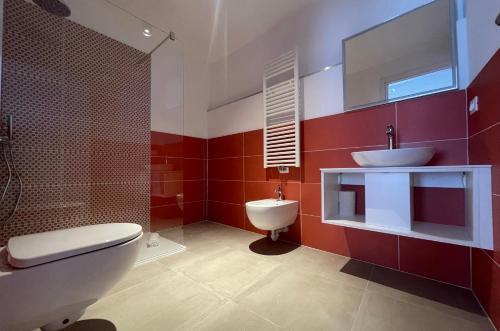 阿科Arqué Apartments - Arco Centro的浴室配有白色卫生间和盥洗盆。